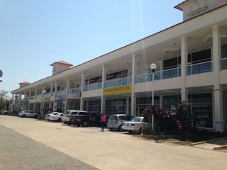 Local Diamante Lakes en Boulevard de las Naciones