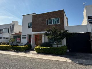 HERMOSA CASA EN  EL FRACC MIRADOR, DOBLE TERRENO, 2 NIVELES, EXCELENTE ESTADO DE CONSERVACION, CALLE ABIERTA