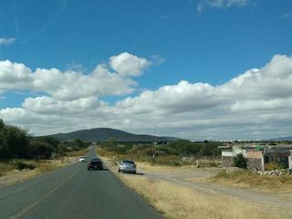 Terreno en ESQUINA sobre Carr. Qro - Los Cues