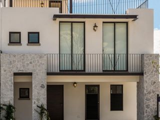 VENTA CASA EN JURIQUILLA CON GRAN JARDIN