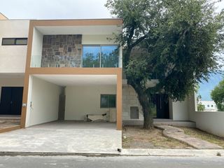 Casa en venta patio amplio el uro  carretera nacional Monterrey