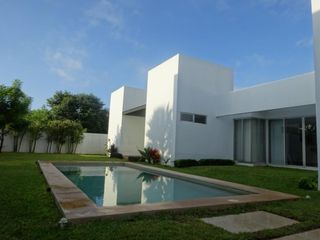 Casa de una planta en renta en Privada Xcanatun, Zona Country, Mérida, Yucatán
