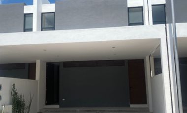 Venta Town House con Piscina en Privada Xcanatún.