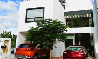 Casa en Venta en Altos Juriquilla, 5 Recamaras, 4.5 Baños, Roof Garden, Equipada