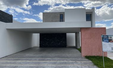 VENTA CASA CON PANELES SOLARES EN PRIVADA CONKAL.