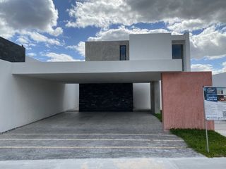 VENTA CASA CON PANELES SOLARES EN PRIVADA CONKAL.