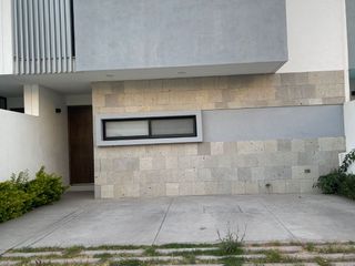 Casa en renta al Norte zona Viña Antigua 3 recámaras, una en PB 13,000