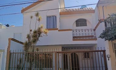 VENTA DE CASA REMODELADA EN SAN ISIDRO