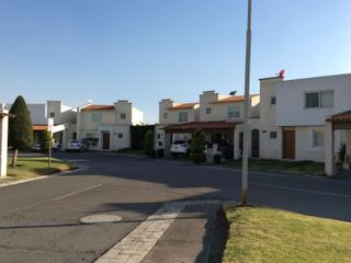 Casa en venta con excedente de terreno en Villas del Castaño