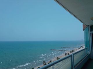 Impecable penthouse con espectacular vista al mar y paneles solares. Venta