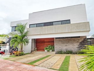 Casa en Renta en Cancun en Residencial Lagos del Sol con Alberca