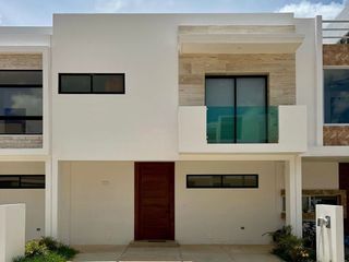 Casa en venta en residencial privado en Cancún con alberca privada!