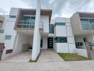 RESIDENCIA EN 138M2 TERRENO. URGE VENTA. ULTIMA CASA. EQUIPADA. 2 NIVELES. NUEVA