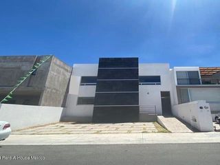 Casa en venta Fracc.Lomas de Juriquilla 3 recàmaras 3 niveles àreas verdes y deportivas LP-23-6469