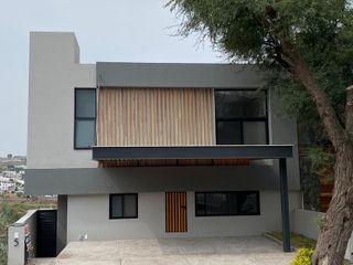 Casa nueva en Altozano con cuarto de servicio