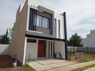 Casa de 4 recámaras en venta dentro de coto en boreales