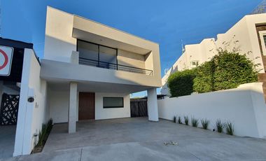 Casa Nueva con jardín grande y 4 recámaras, 1 planta baja, Sierra Nogal León, Gto.