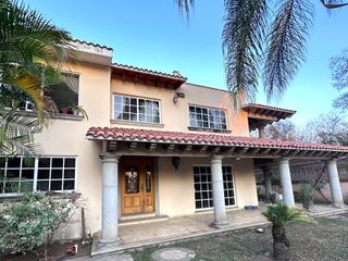 Hermosa casa en Las Fincas, Jiutepec, 4 recs, estudio, cto servicio