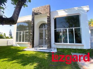Vive en la vanguardia del diseño con esta casa de dos pisos en Lomas de Cocoyoc.
