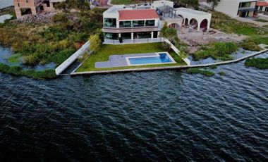 CASA VENTA FRENTE LAGO CON ALBERCA Y BOTADERO PROPIOS, en medio de la Naturaleza, en Coto