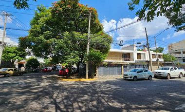 CASA EN VENTA JARDINES DEL BOSQUE FRENTE A PARQUE CASI ESQUINA LAZARO CARDENAS