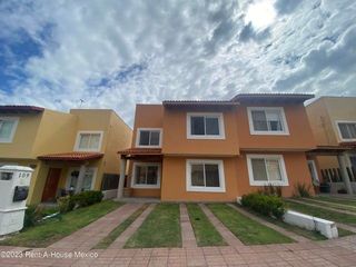 Casa en venta Condominio en Juriquilla 3 recàmaras cerca a la UVM  vigilancia 24hrs LP-24-748