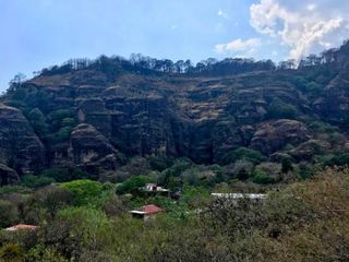 Se vende terreno con excelentes vistas a los cerros, ubicado en el paraje Tepochotitla, en la Comunidad de Santo Domingo Ocotitlán en Tepoztlán, Morelos