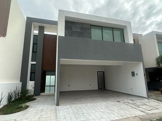 Casa en venta con recamara en planta baja y alberca en Fracc. Lomas del Sol