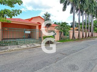 Casa en Renta en Cancún en Residencial Alamos I con Alberca y Jardin