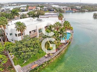 Casa en Venta en Cancun en Residencial Lagos del Sol Frente al Lago con 6 Rec