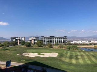 En RENTA departamento con INMEJORABLE VISTA hacia el campo de golf y acabados de LUJO