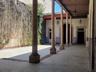 Residencia en venta en pleno centro histórico de Morelia, con estacionamiento amplio. R307