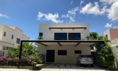 casa venta sm 11  centro de Cancún en calle cerrada con vigilancia  semi nueva