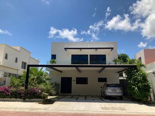 casa venta sm 11  centro de Cancún en calle cerrada con vigilancia  semi nueva
