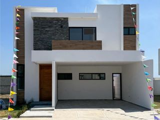 CASA EN VENTA  CON HABITACION EN PLANTA BAJA, LOMAS DE LA RIOJA EN RIVIERA VERACRUZANA