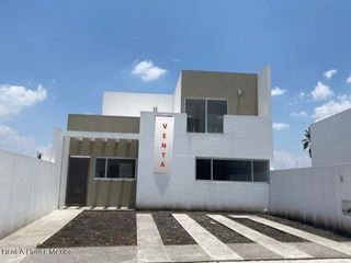 Casa nueva en venta con amplio jardín privado de 80 m2 en Real de Juriquilla Prados, Querétaro