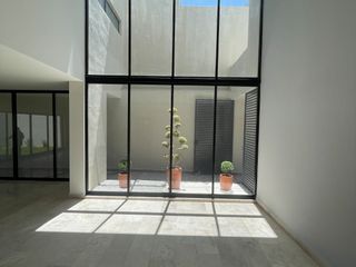 Elegante casa nueva en Privada San Ángel con roof garden