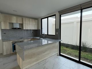 VENTA casa de 3 recamaras en Cholula, roofgarden y jardin