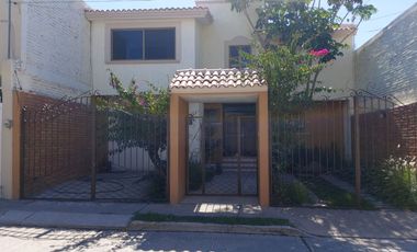 VENDO RESIDENCIA EN VERSALLES 1ra. Secc.