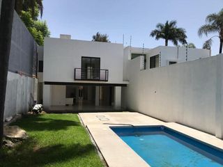 Bonita casa sola nueva de 3 recámaras a la venta en la Zona Dorada de Cuernavaca