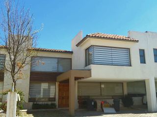 RESIDENCIA EN VENTA EN CALIMAYA, VALLE DE LAS FUENTES, A 15 MIN METEPEC