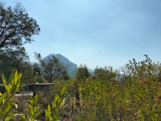 Terreno en venta con una hermosa vista hacia los cerros, a pocos metros de la carretera Santo Domingo Ocotitlán en Tepoztlán,. Morelos