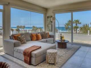 Villa con vista al oceano y a unos pasos de una extensa playa arenosa