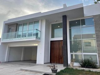 Hermosa Y Amplia Casa en Residencial Natural
