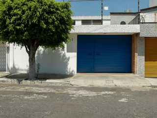 Se vende casa en fraccionamiento Las Américas, a 1 minuto de Plaza Las Américas y atrás de la zona de bancos