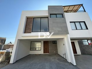 CASA EN VENTA DE 4 HABITACIONES, SALA DE TV Y ROOF GARDEN EN CUATLANCINGO