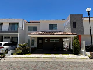 CASA EN VENTA EN FRACCIONAMIENTO BOSQUES DE SANTA ANITA