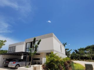 Casa en venta en Merida,Yucatan en PRIVADA CON ALBERCA Y 4 RECAMARAS