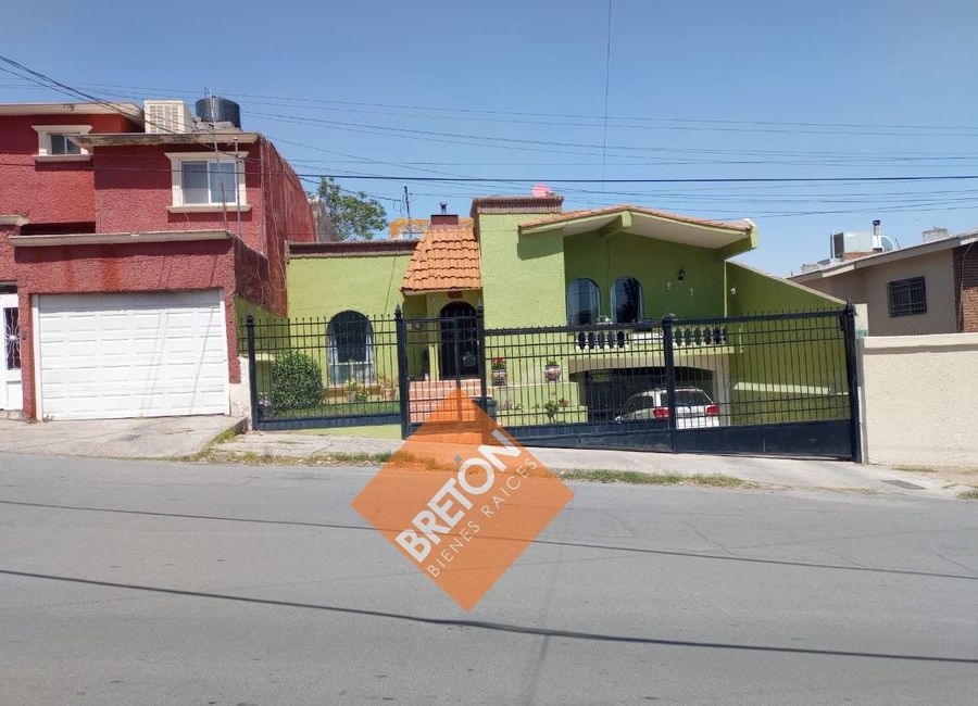 Casa Amplia En Venta Colonia Santa Rita 