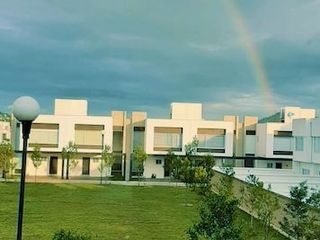 Vendo Casa en Residencial Bosques. Como Nueva